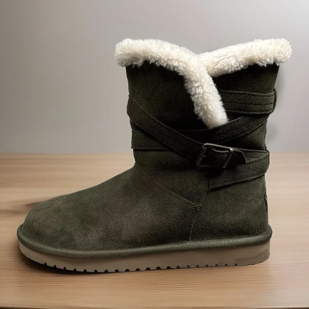 Koolaburra UGG‎ Short Boot Sz 9 Suede Olive Green Faux Fur Strap Delene Cozy EUC